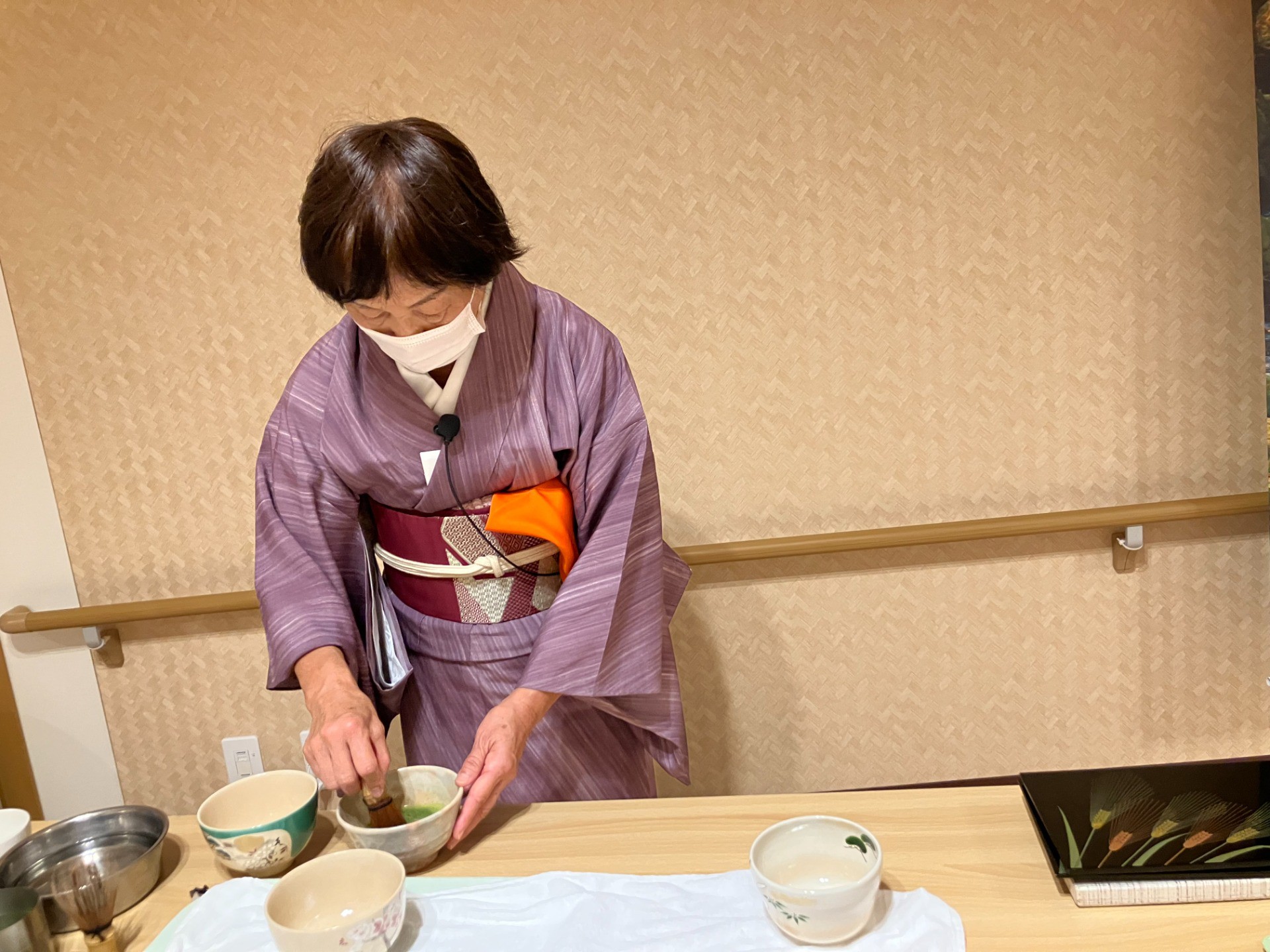 イルアカーサの秋のお茶会で、表千家のお点前を披露する様子  An Omotesenke tea ceremony demonstration at Iruacasa’s autumn tea gathering